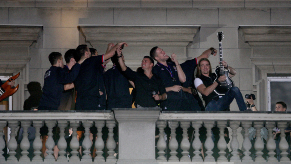 Doček košarkaša na balkonu