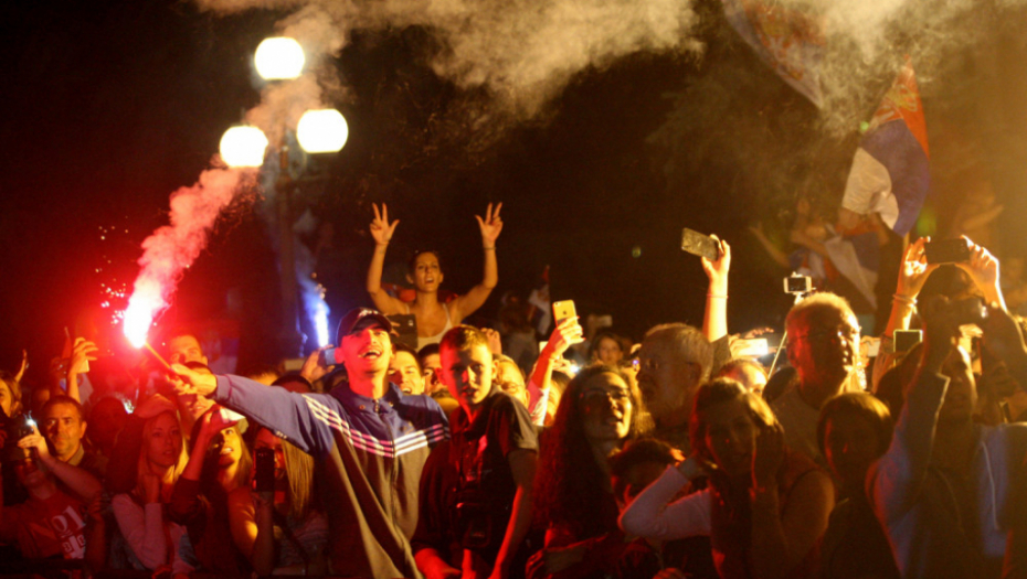 Doček košarkaša na balkonu