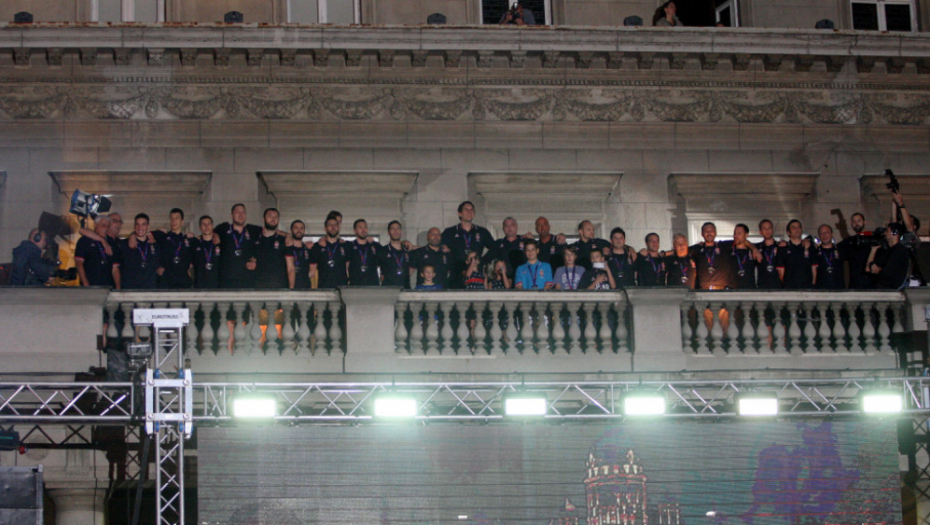 Doček košarkaša na balkonu