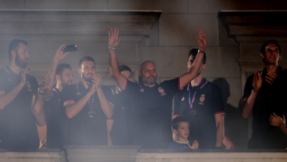 Doček košarkaša na balkonu