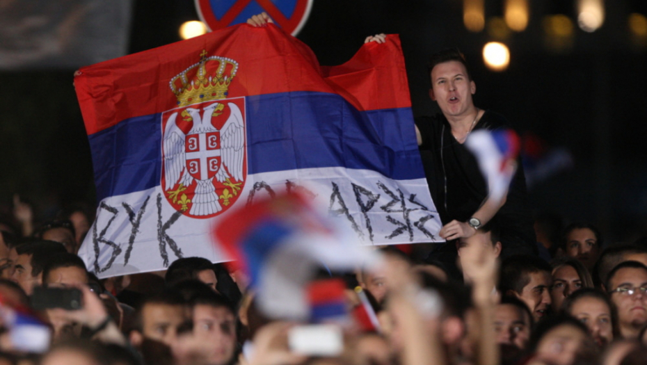 Doček košarkaša na balkonu