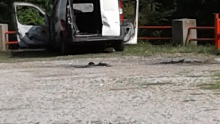 Kombi na Avali koji je izgoreo