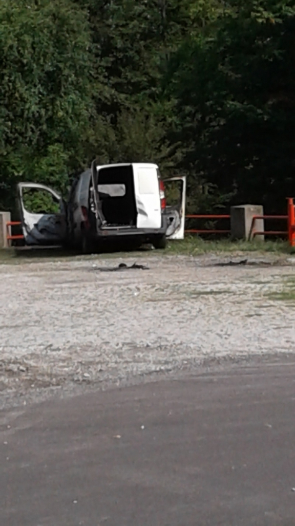 Kombi na Avali koji je izgoreo