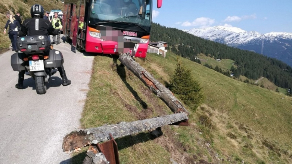 Autobus visio nad provalijom