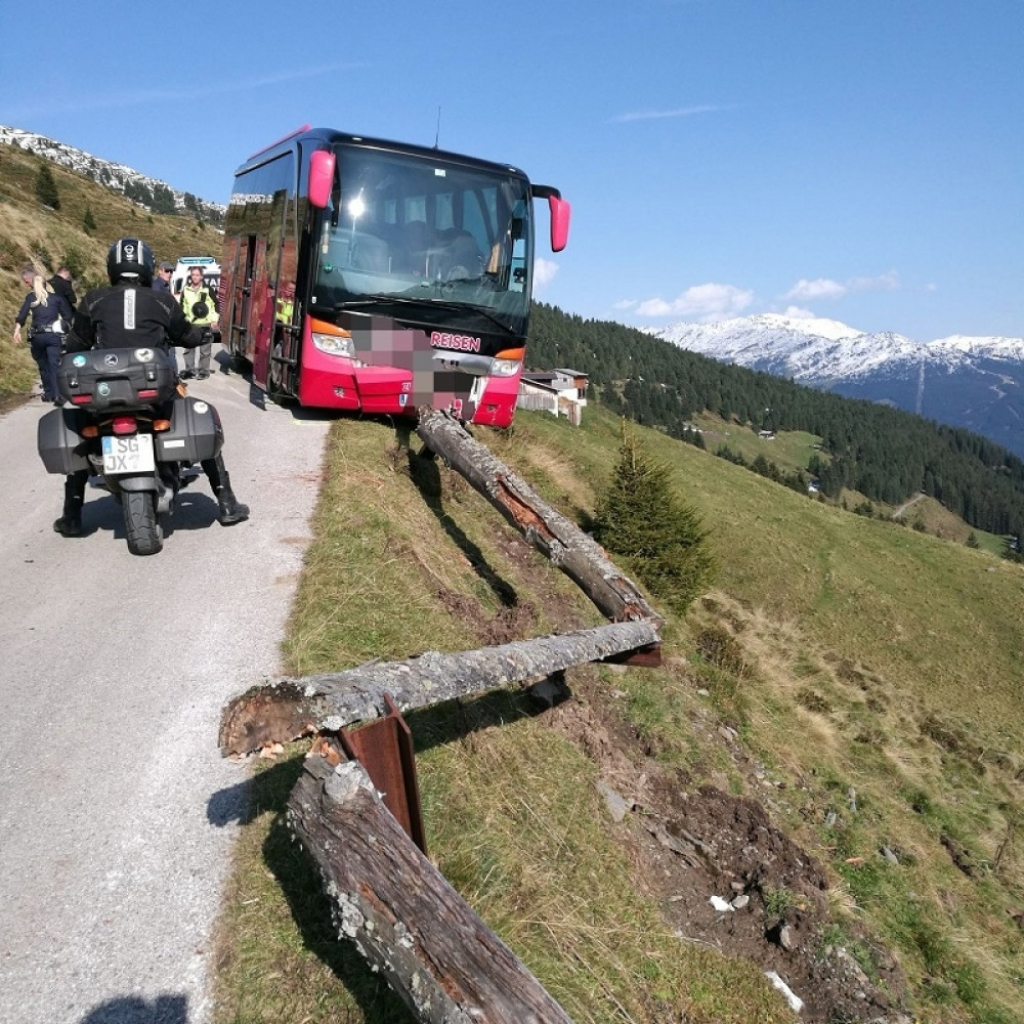 Autobus visio nad provalijom