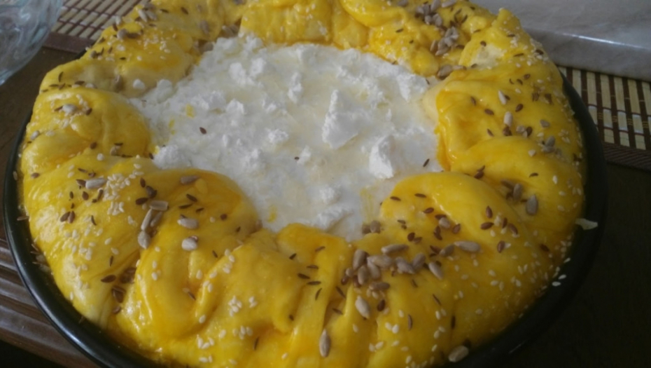 Uštinuta pogača sa mlekom i sirom