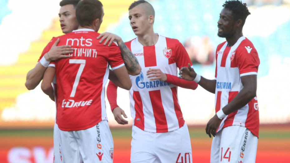 Luka Ilić proslavlja gol sa saigračima