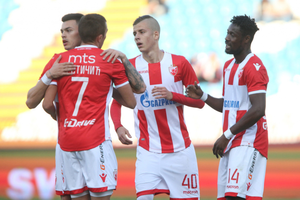 Luka Ilić proslavlja gol sa saigračima