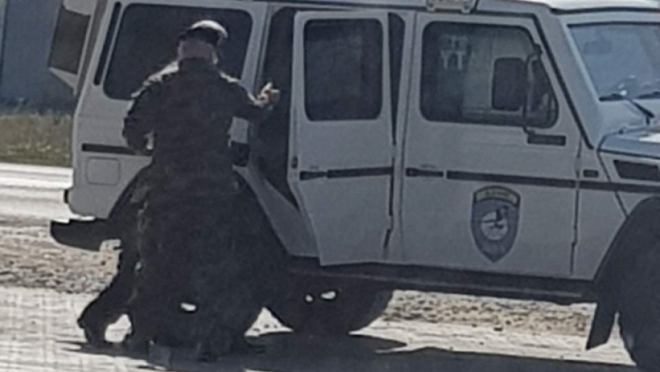 Ivanović ulazi u vozilo KFOR-a