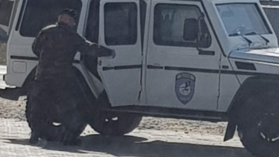 Ivanović ulazi u vozilo KFOR-a