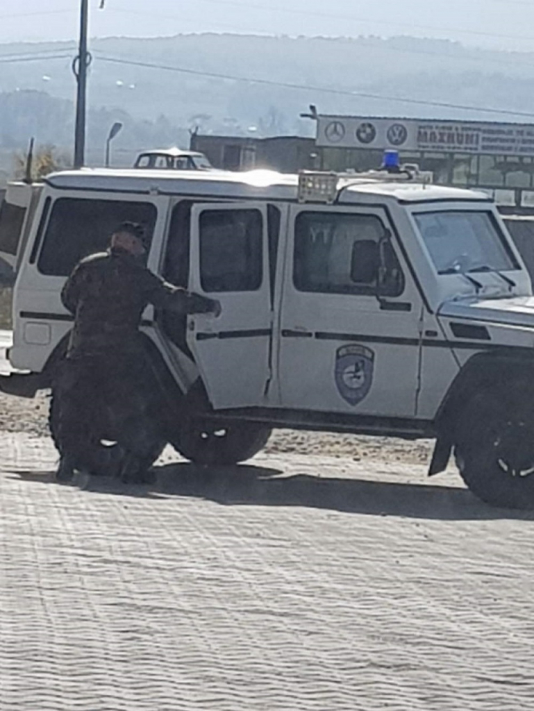 Ivanović ulazi u vozilo KFOR-a