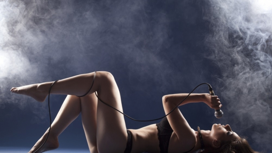 Pevačica, mikrofon, pevanje