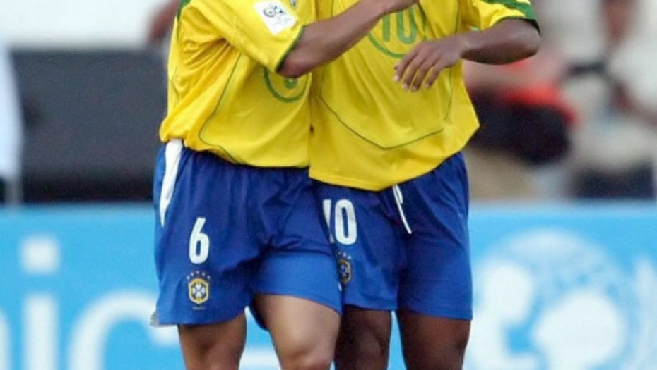 Dve legende... Roberto Karlos u zagrljaju sa Ronaldinjom