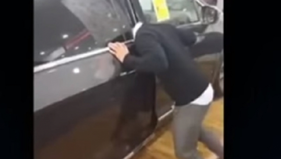 Zaglavila mu se glava