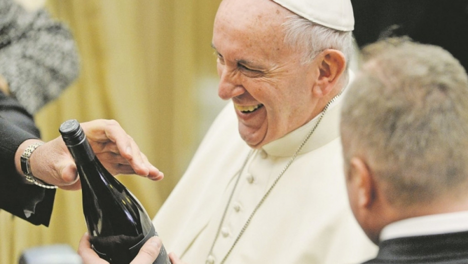 Kad god dobije pošiljku  iz Srbije, osmeh je tu: Papa Franja