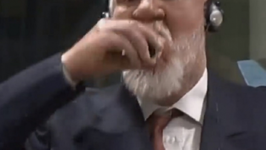 Slobodan Praljak pije otrov