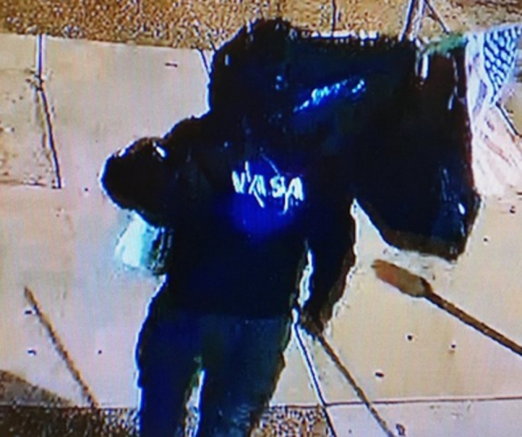 Mu&scaron;karac u jakni NASA pretio ispred džamije