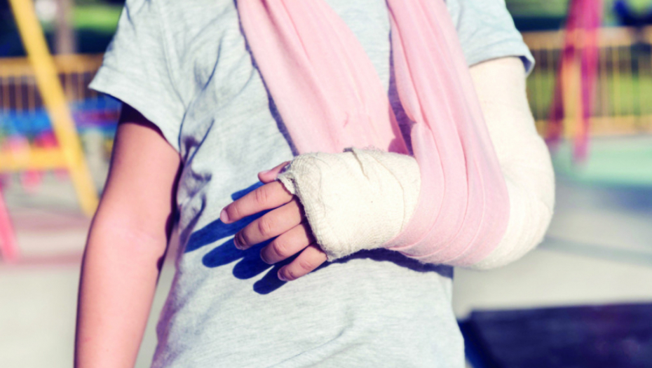 Polomljena ruka Vršnjačko nasilje