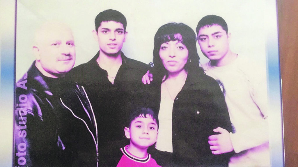 Bora Santana sa braćom i porodicom