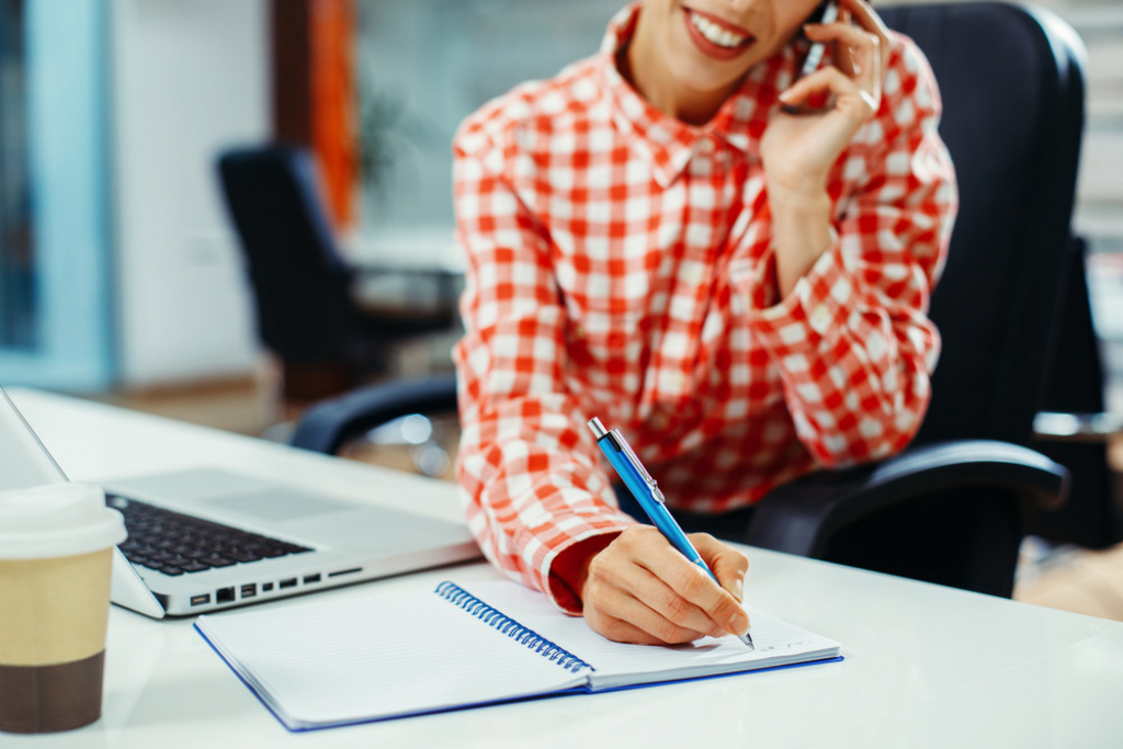 Posao žena biznis laptop razgovor sastanak