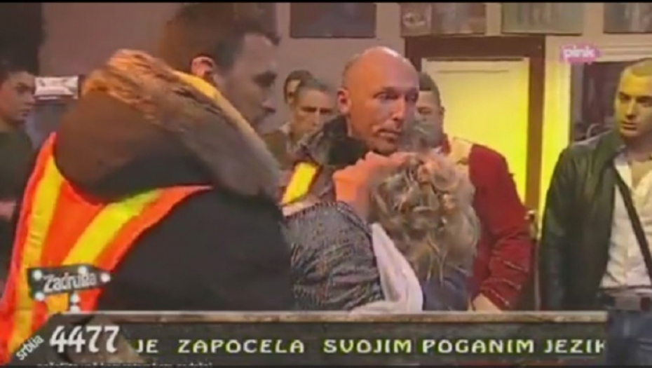 Obezbeđenje iznelo Jelenu