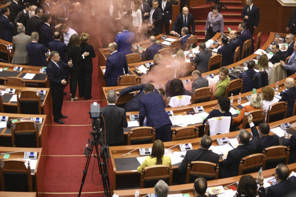 Albanija parlament Edi Rama suzavac dimna bomba