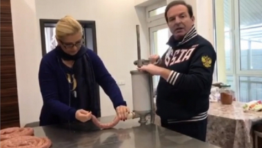 Milanka i Bogoljub prave kobasice