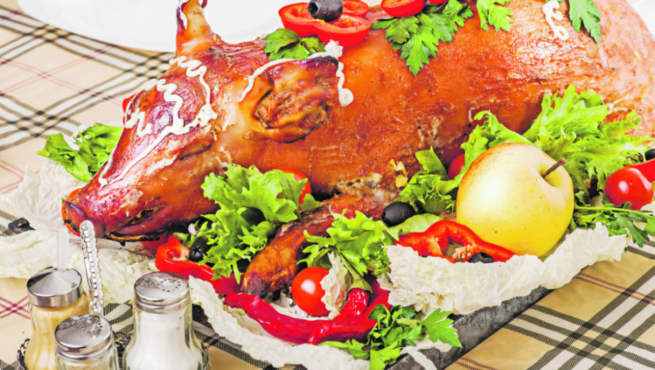 A na trpezi prasence, prase svinja gozba sto hrana