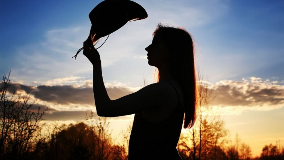 Devojčica, šešir, zalazak sunca