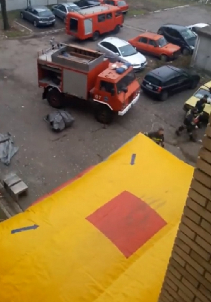 Vatrogasci ispred Milanove zgrade razvukli dušek