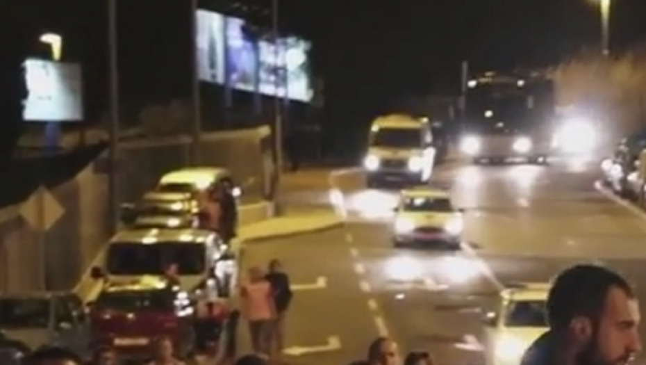 Autobus sa srpskim rukometašima stigao u halu