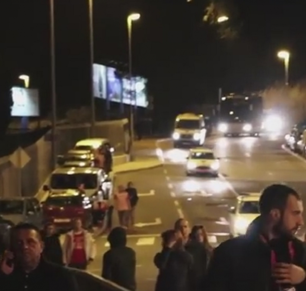 Autobus sa srpskim rukometa&scaron;ima stigao u halu