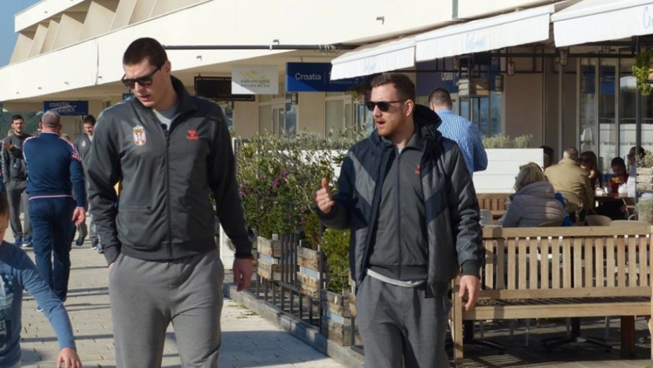 Rukometaši prošetali Rivom