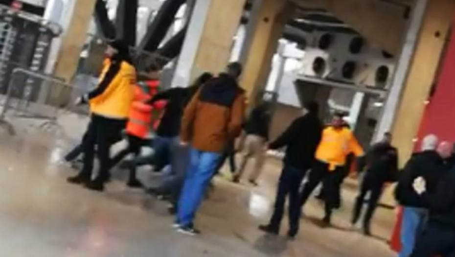 Tuča u hodniku stadiona "Rajnenerdži"