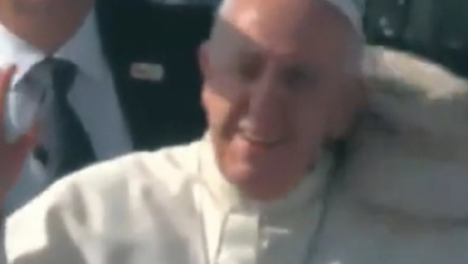 Papa pogođen peškirom u Čileu