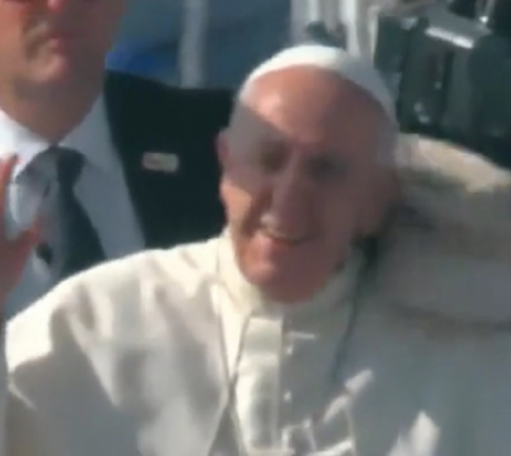 Papa pogođen peškirom u Čileu
