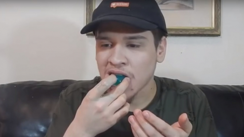 Tinejdžer jede paket sa deterdžentom