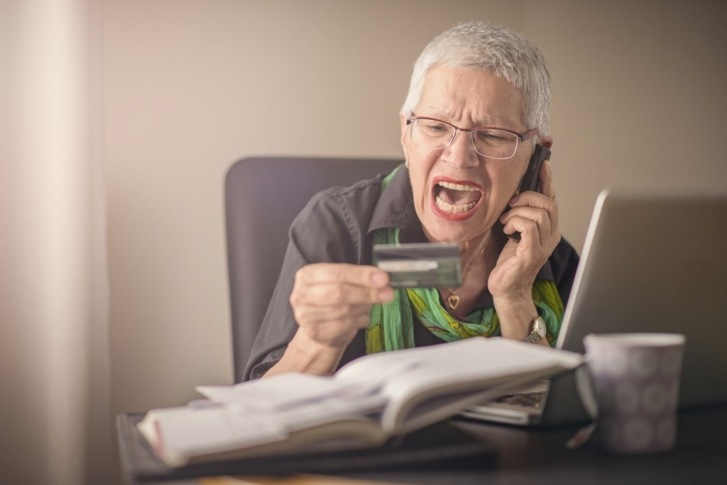 Banka, kartice, &scaron;tednja, žena