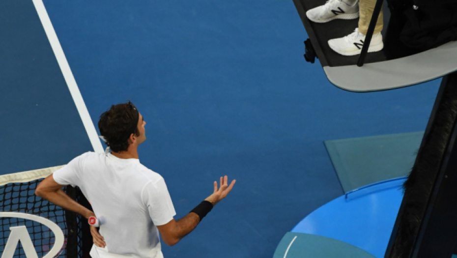 Federer u raspravi sa sudijom