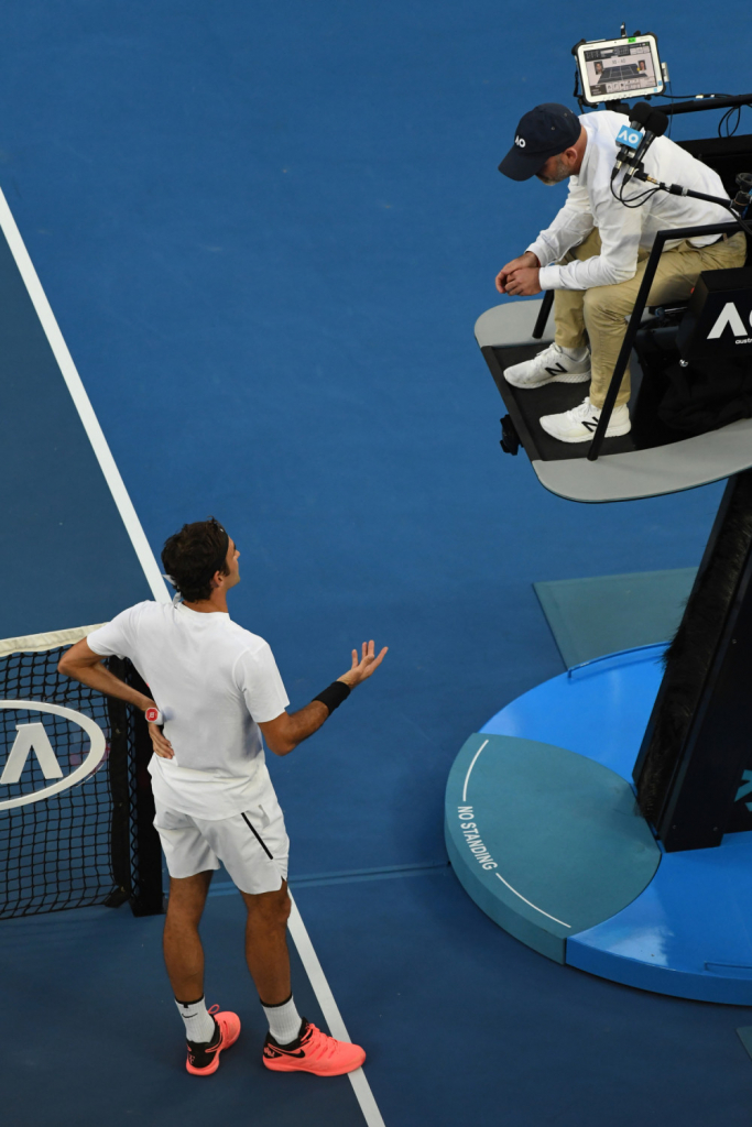 Federer u raspravi sa sudijom