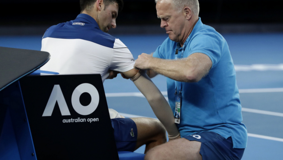 Lekar ukazuje pomoć Đokoviću tokom finala AO 2018