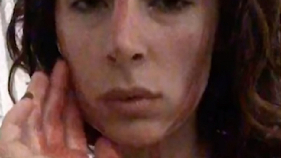 Veštica se maže krvlju po licu