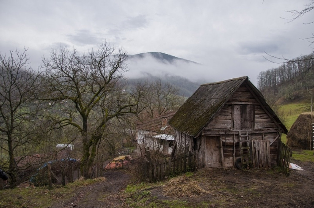 Trošna kućica, selo