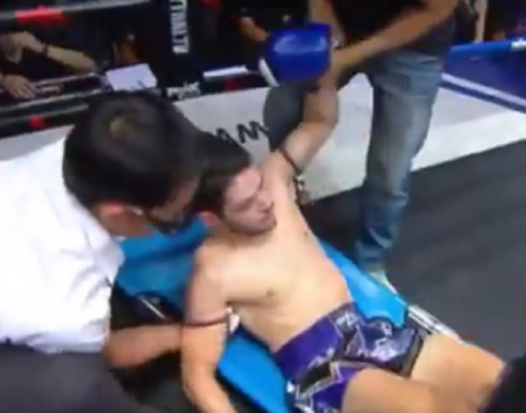 Bokser iznet na nosilima