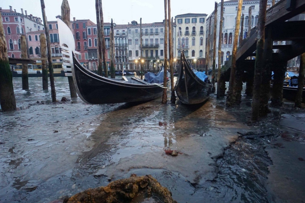 Venecija gondole blato mulj