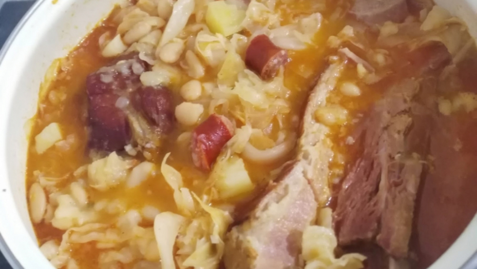 Jota sa suvom slaninom i kobasicom