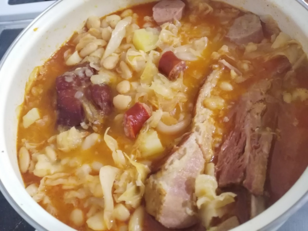 Jota sa suvom slaninom i kobasicom