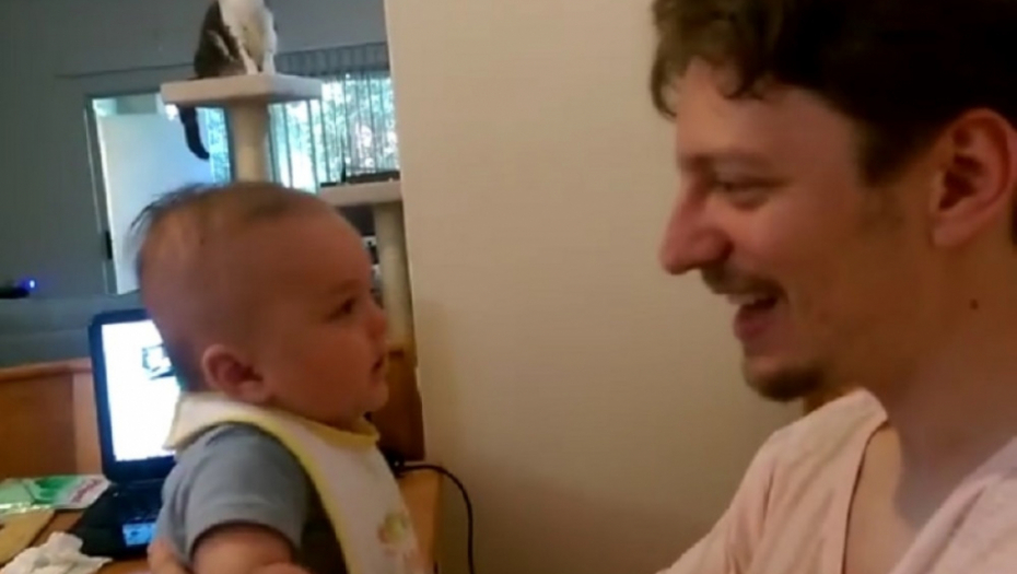 Beba oduševila tatu