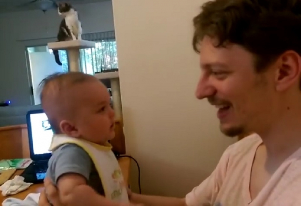 Beba oduševila tatu