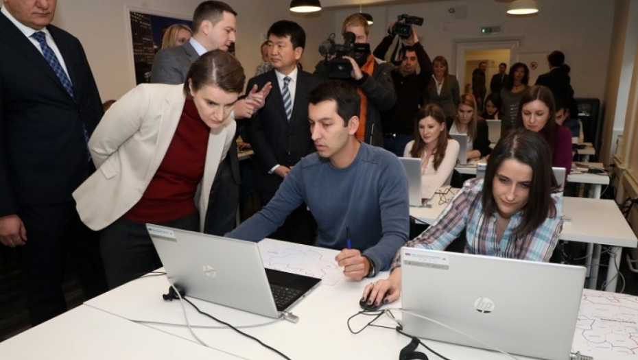 Ana Brnabić sa geodetima